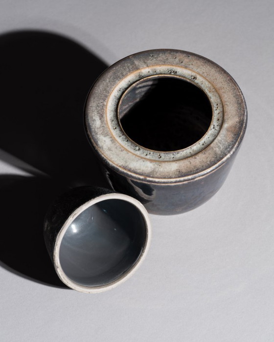 Image 1 of Studio Ceramic Box Duo – Mario Enke, Duitsland, 2010 · Reductiegebakken steengoed containers in grijze en blauwe tinten