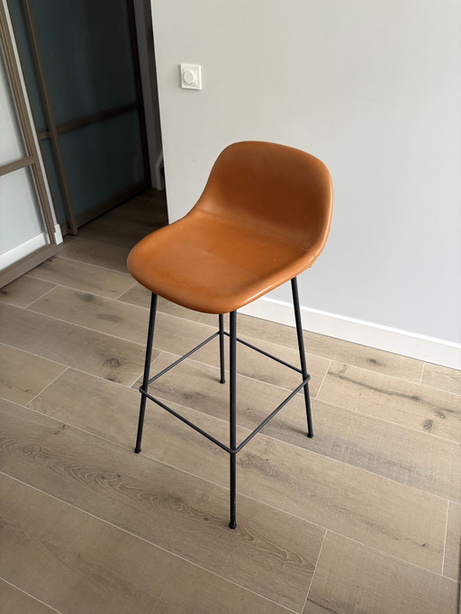 Muuto Barhocker mit Faserrückenlehne, 75 cm, gepolstert, cognacfarbenes Leder
