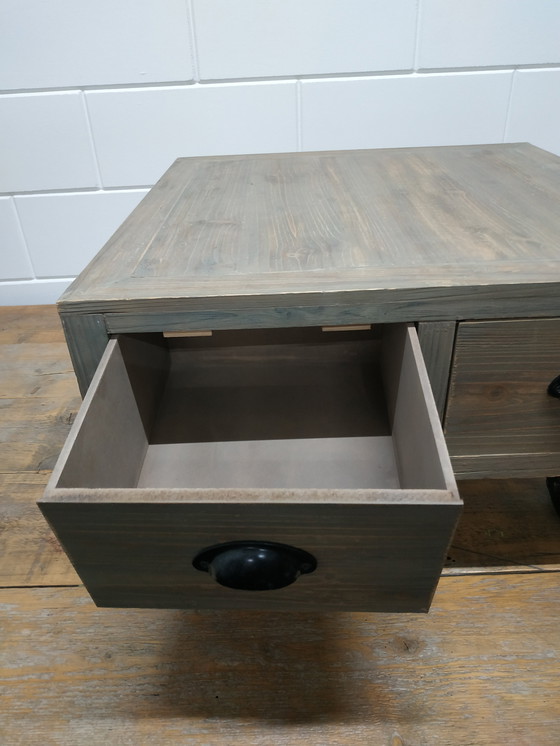 Image 1 of Table basse mobile industrielle ou table basse végétale avec 4 tiroirs