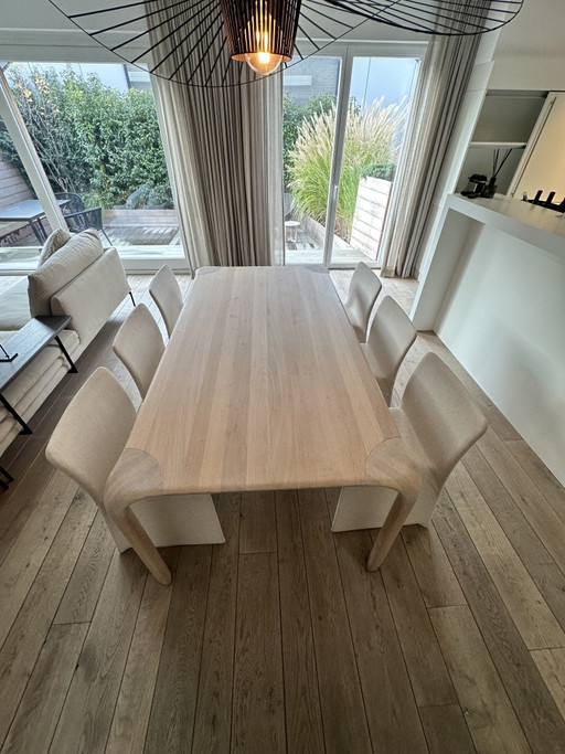 Solid oak design table with 6 Molteni chairs
