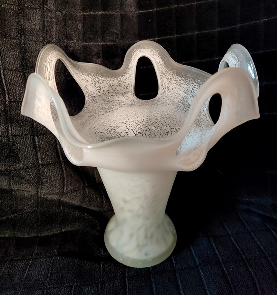 Image 1 of Jarrón de vidrio artístico con volantes y borde calado – 25 cm