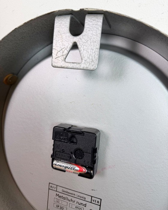 Image 1 of Graue industriell anmutende Wanduhr aus Ostdeutschland von GW, 1960er Jahre