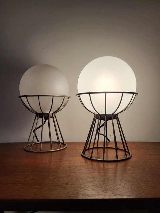 Image 1 of Ensemble de lampes de table vintage, structure en fil de fer et globe en verre opalin blanc, années 1960