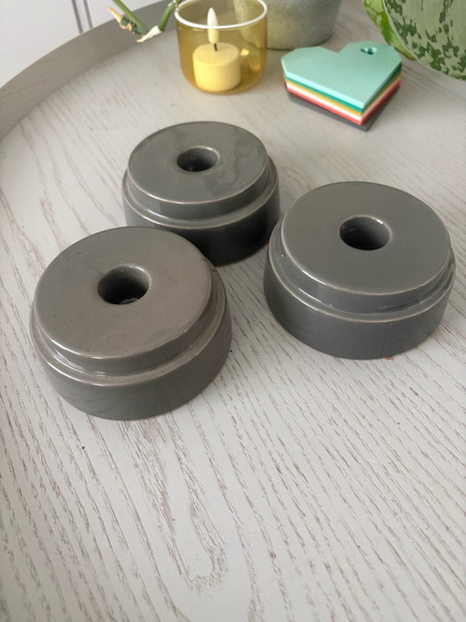3 Piet Hein Eek graue Kerzenhalter aus Keramik