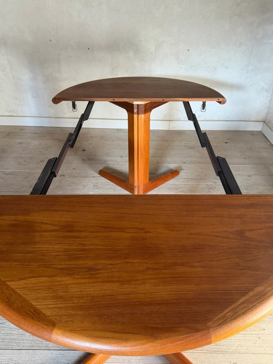 Image 1 of Vintage round Scandinavian teak table with a central star base, extendable.