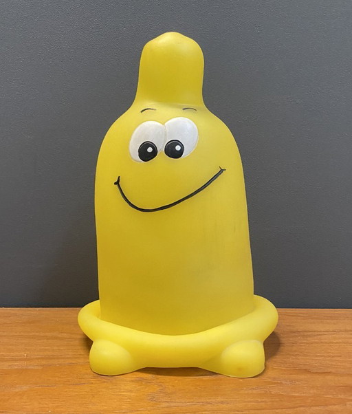 Lampada da tavolo gialla di Melek Fecht modello preservativo