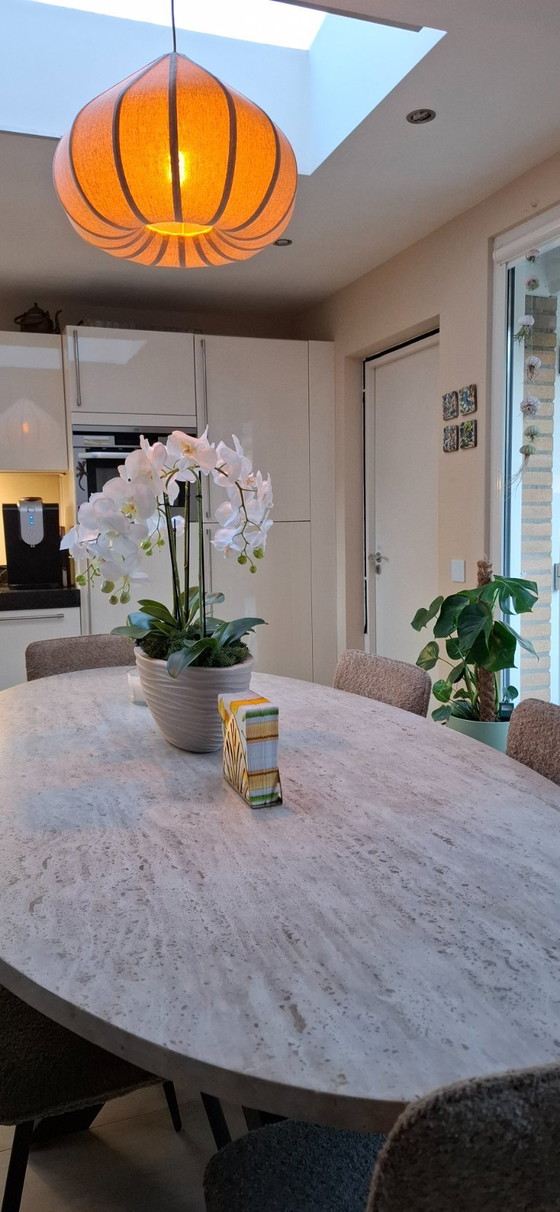 Image 1 of Mesa de comedor ovalada de travertino