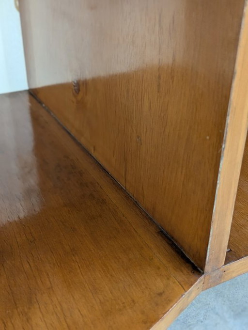 Armoire vintage en forme de haricot - bois, tissu, verre