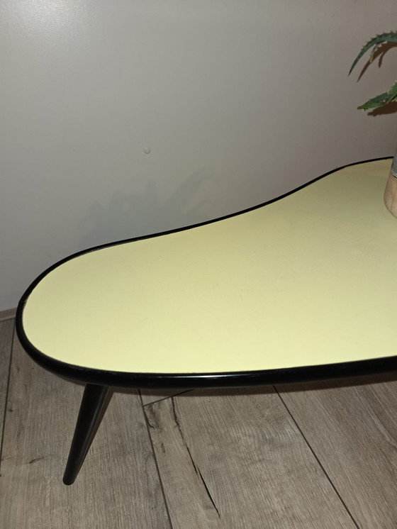Image 1 of Bellissimo tavolo retrò a forma di rene con piano in formica, anni '60, buone condizioni, colore giallo ocra caldo