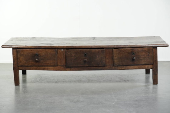 Image 1 of Großer antiker Couchtisch aus südeuropäischem Kastanienholz aus dem 18. Jahrhundert mit wunderschöner Patina