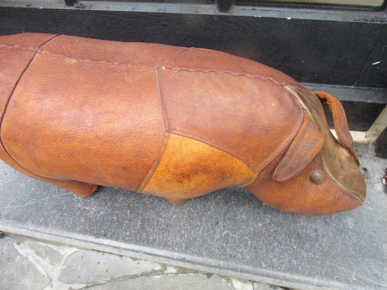 Image 1 of Vintage leren neushoorn, verkocht zoals hij is.