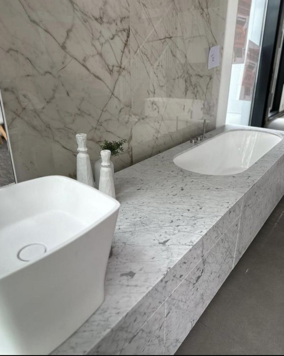 Image 1 of Mueble de baño de diseño Makro; lavabo de mármol con bañera