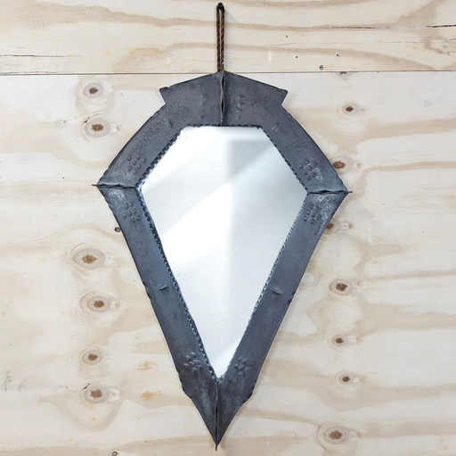 Specchio antico Art Déco della scuola di Amsterdam Conrad Fehn anni '30 / specchio brutalista in rame martellato