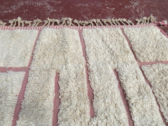 Image 1 of Beni Ourain tapijt 246x160 cm – Crème & roze geometrisch Marokkaans wollen tapijt – Handgemaakt Berber tapijt