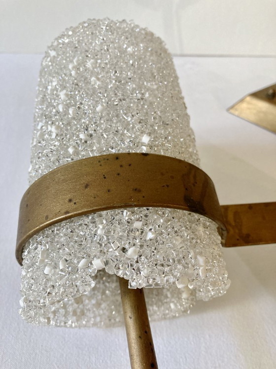 Image 1 of Drei Wandleuchten aus vergoldetem Metall und Plexiglas mit Eis-Effekt, 1960er-70er Jahre