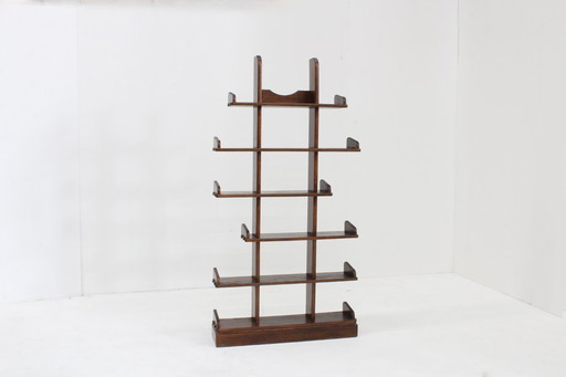 Librería piramidal brutalista vintage con separador de ambientes