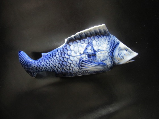 Image 1 of Oud Delfts keramisch beeldje van een blauw-witte vis, decoratief object, vintage