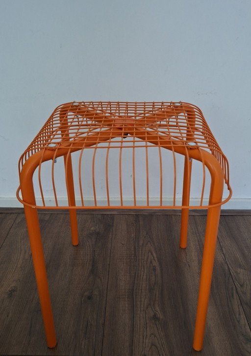 Taburete de acero con alambre Vasteron Vintage de Ikea en color naranja. – krukjes, Metal (photo 2 of 6)