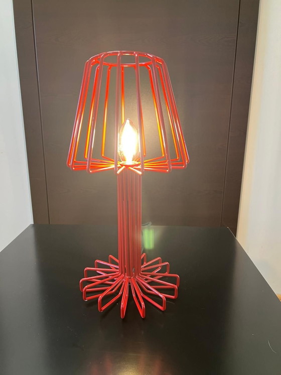 Coppia di piccole Lampade da tavolo italiane rosse, Gabbia in filo Postmoderna anni '90, Metallo, Rosso (foto 5 di 10)