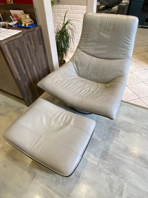 Mantis draaibare loungestoel met leren voetenbank van Gerard Van Den Berg, vintage jaren 70.