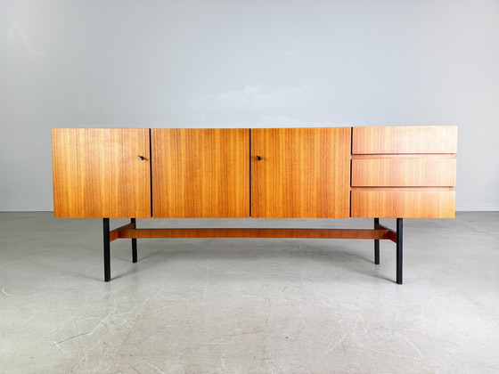 Image 1 of Aparador de anillo original de mediados de siglo en nogal, década de 1960