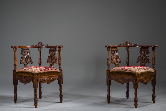 Image 1 of Italienische Eckstühle im Stil der Renaissance des 19. Jahrhunderts aus geschnitztem Nussbaumholz, 2er-Set