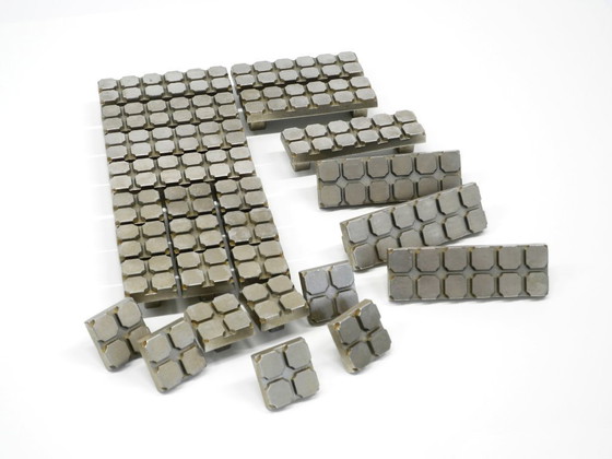 Image 1 of Grandi maniglie per porte di armadi in alluminio fuso dell'era spaziale del Mid Century 1960 - 26 pezzi - 2 misure