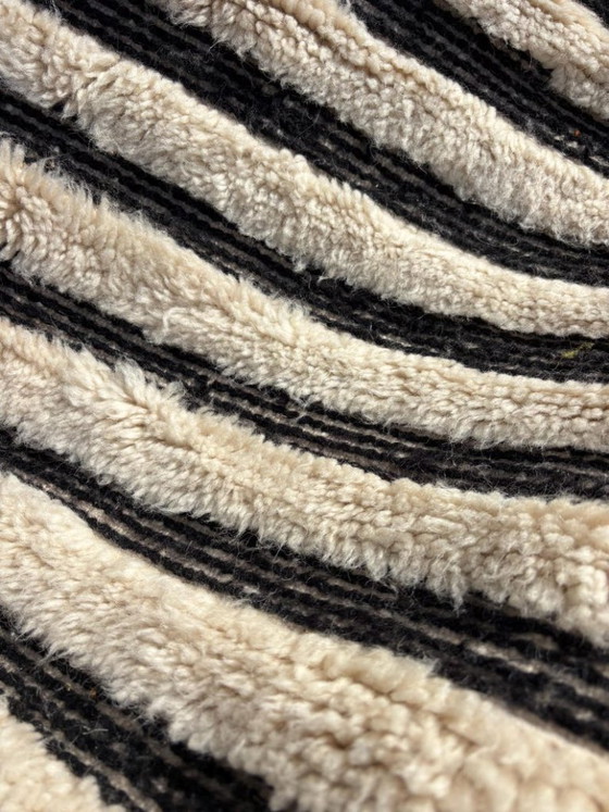Image 1 of Tapis berbère marocain en laine noire et blanche 115 x 165 cm