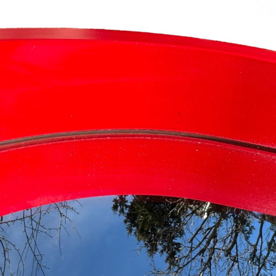 Mid Century Modern Roter Wandspiegel. Seltener großer ovaler Spiegel aus den 1960er Jahren mit rot lackiertem (photo 5 of 6)