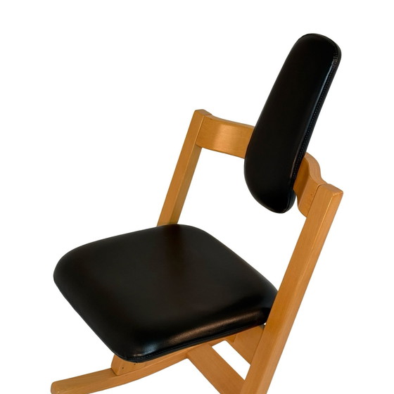 Image 1 of Peter Opsvik - Stokke - Pendulum - Sedia a dondolo ergonomica - Rivestimento in pelle nera e struttura in legno