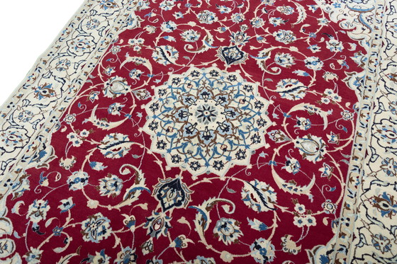 Image 1 of Tappeto persiano Nain 9La annodato a mano con contenuto di seta - 267 x 167 cm - Fondo rosso con ornamenti floreali