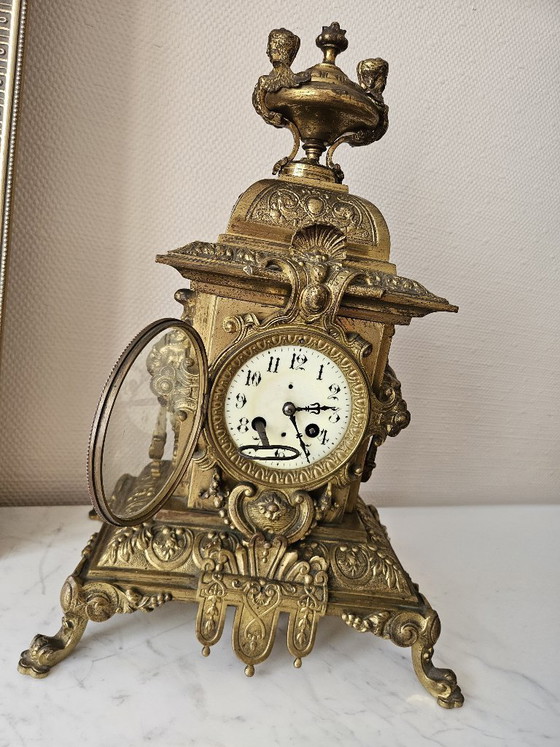Image 1 of Grote Napoleon III-klok uit de 19e eeuw, 45 cm, 8 kg, brons en tin, met leeuwen en bustes, compleet met sleutel