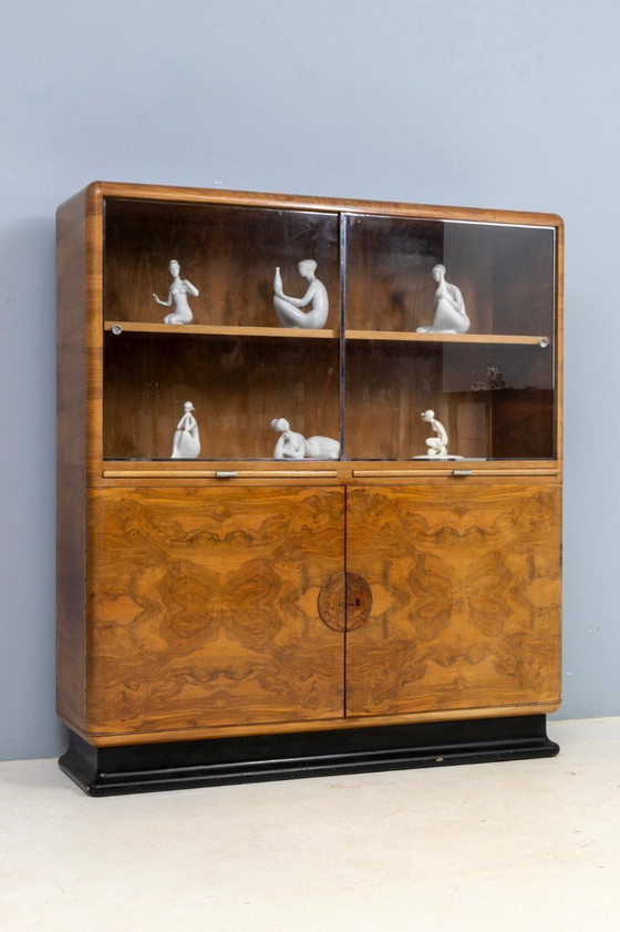 Image 1 of Bibliothèque vitrine Art Déco attribuée à Jindřich Halabala, placage en noyer, années 1930, Tchécoslovaquie