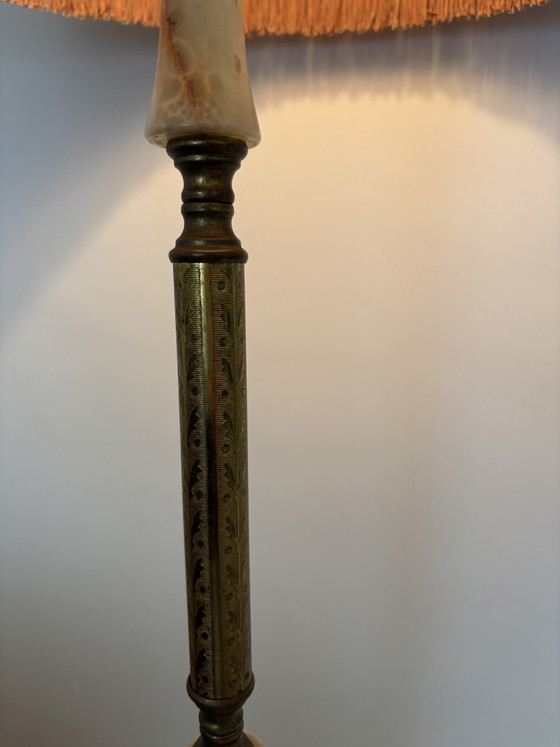 Lampada da terra in alabastro in stile Hollywood Regency con paralume sfrangiato – Lampade da terra, Brass (photo 5 of 14)
