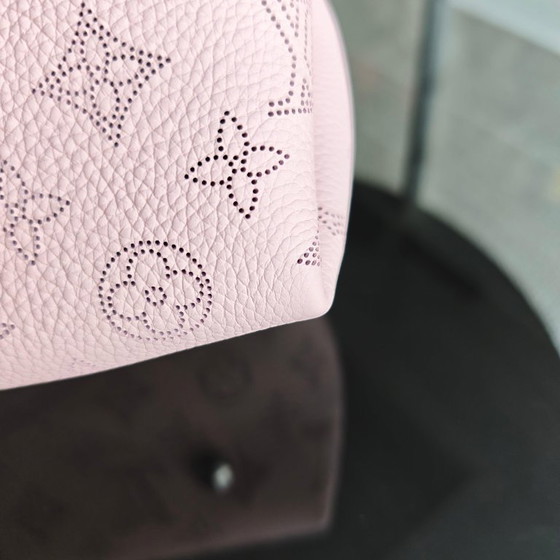 Image 1 of LOUIS VUITON BELLA BUCKET TAS SAKURA ROZE KALFSLEER MET GOUDEN BESLAG