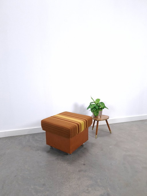 Vintage jaren 70 bruin gestreepte poef met bruin skai op wielen, hocker