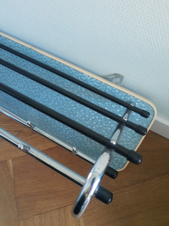 Image 1 of Wunderschöne, zweireihige Wandgarderobe im Retro-Stil der 50er Jahre mit Rohrrahmen und Hutablage, Bauhaus-Stil, blau mit Chrom