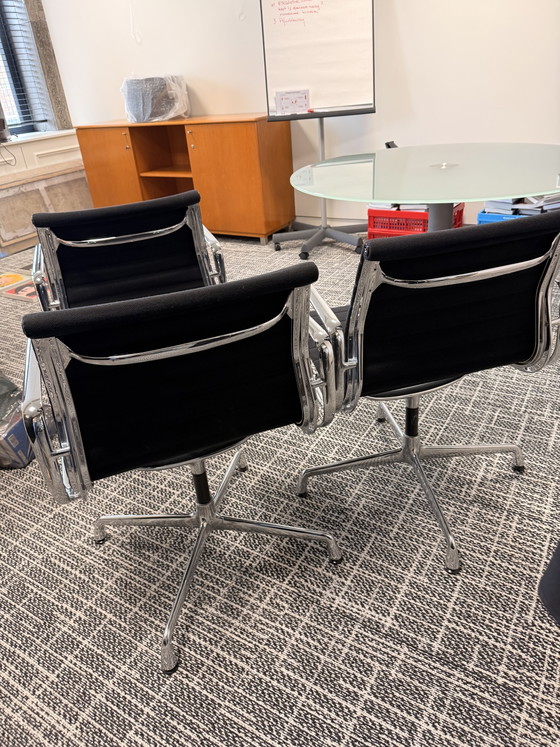 4 Vitra Charles & Ray Eames Conference chairs – Textile, Aluminium (photo 2 of 15)
