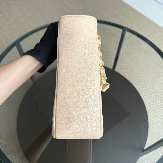 Image 1 of Sac cabas Chanel PST Petite Shopping Tote - Cuir de veau grainé matelassé caviar beige clair, finitions dorées