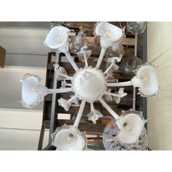 Image 1 of Lampadario in vetro veneziano in stile Murano trasparente e bianco latte con dettagli floreali e fogliacei
