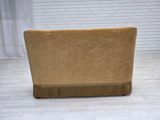 Image 1 of Sofá danés de 2 plazas, década de 1970, tapizado en terciopelo verde claro.