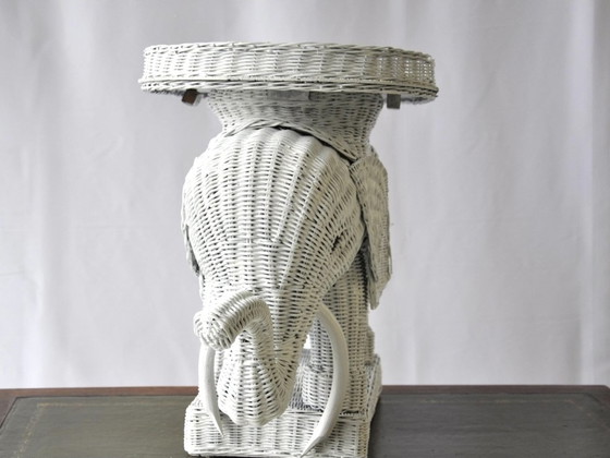 Image 1 of 2 Elefantes blancos de ratán