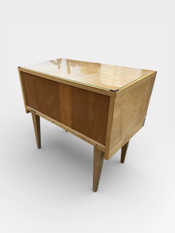 Table de nuit / Commode Vintage Mid Century – Placage érable – Poignées laiton – Plateau verre – Années (photo 5 of 10)
