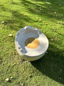 Sculptures assises d'Inez de Heer Kloots