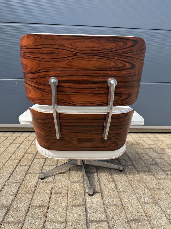 Image 1 of Poltrona lounge originale Vitra Eames + poggiapiedi Santos in palissandro e pelle bianca 10/10