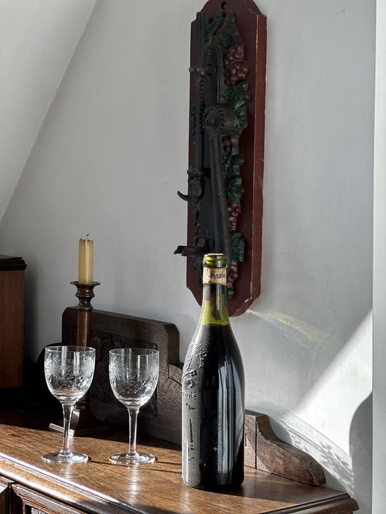 Image 1 of Ouvre-bouteille mural ancien en fonte à motif de raisin – style auberge (vers 1900)