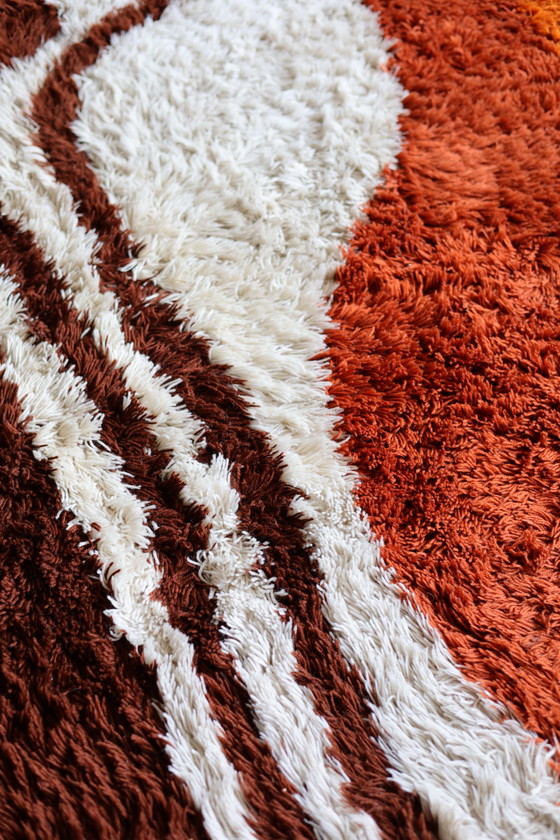 Image 1 of tapis au design futuriste