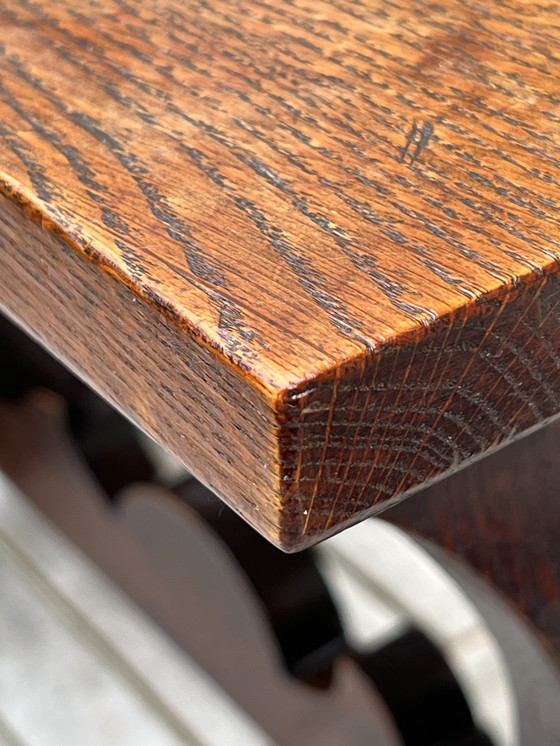 Image 1 of Table d'appoint de l'école d'Amsterdam | Chêne massif | 1920-1940 | Unique Craftsmanship