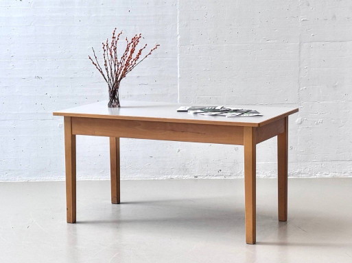Bureau/werktafel van massief hout met laminaatblad, jaren 50.