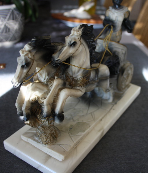 Antique Roman chariot - Sculpture made of marble resin / cast stone - Warrior with horses - 25 cm